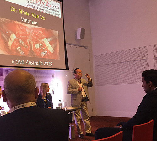 BÁO CÁO VIÊN TẠI HỘI NGHỊ QUỐC TẾ PHẪU THUẬT MIỆNG HÀM MẶT (ICOMS) TẠI MELBOURNE – AUSTRALIA BÁO CÁO VIÊN TẠI HỘI NGHỊ QUỐC TẾ PHẪU THUẬT MIỆNG HÀM MẶT (ICOMS) TẠI MELBOURNE – AUSTRALIA