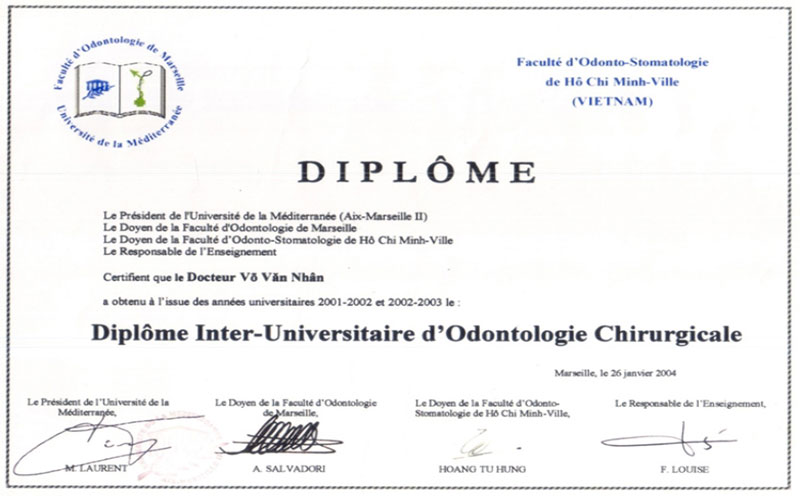 Năm 2003: Tốt nghiệp khóa đào tạo 2 năm về phẫu thuật miệng Năm 2003: Tốt nghiệp khóa đào tạo 2 năm về phẫu thuật miệng